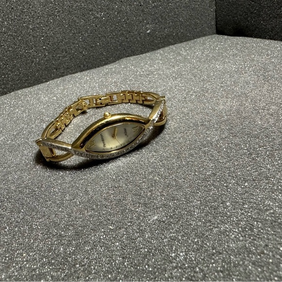 Armitron Now Gold Tone Quartz Analog Ladies Watch Diamond Pave Accent Working - Picture 3 of 6